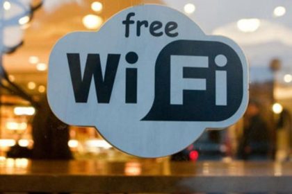 По Петербургу раскинута сеть бесплатного Wi-Fi. Подключение называется SpbFreeWiFi. Подключиться к этому бесплатному интернету можно, находясь по следующим адресам:
