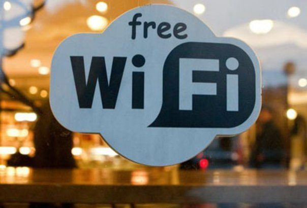 По Петербургу раскинута сеть бесплатного Wi-Fi. Подключение называется SpbFreeWiFi. Подключиться к этому бесплатному интернету можно, находясь по следующим адресам: