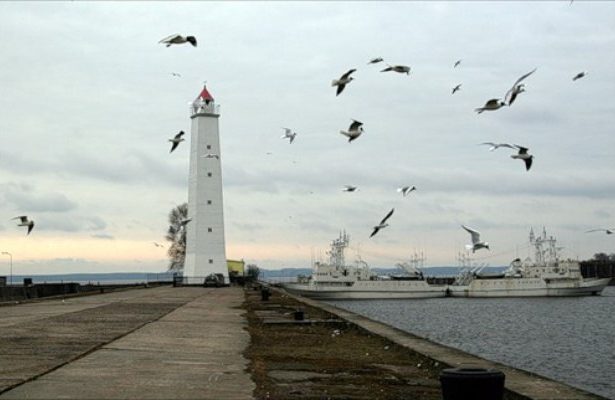 Суровые морские стражи пробивают свинцовый петербургский туман, указывая морякам дорогу, как путеводная звезда. Они окутаны интересными историями и даже боевой славой. Питер Online рассказывает, какие маяки стоит посетить в окрестностях Петербурга: