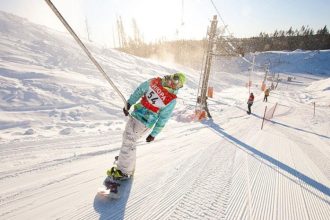 Всем любителям активного зимнего отдыха полезно знать, где в Петербурге и пригородах самые живописные, удобные и безветренные лыжные трассы:
