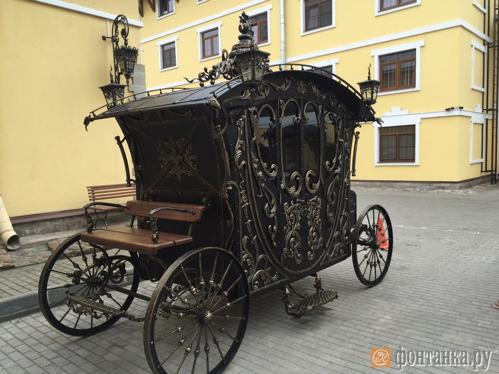 В центре Петербурга появилась старинная карета, выкованная из сотен стальных прутьев в полную величину. Диковинная карета по образцу XVII века «припаркована» на Боровой улице, 104.