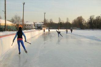 Во второй половине месяца в город придут долгожданные морозы, а значит, будет и лед. Уже с 19 декабря петербуржцы смогут прокатиться на крупнейшем открытом катке в Удельном парке.
