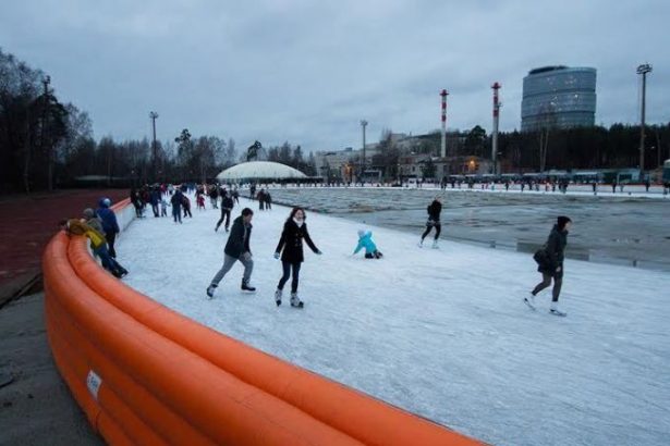 Для массовых катаний залили крупнейшую в городе ледовую площадку под открытым небом. С сегодняшнего дня все желающие могут прокатиться по ледовой глади в компании приятной музыки и свежего воздуха.