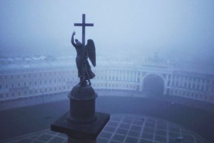 Санкт- Петербург один из немногих европейских городов, где погода может радикально меняться несколько раз в день. Наибольшее неудобство, конечно, вызывают плотные туманы.  Видимость на дорогах может снижаться до одного метра.