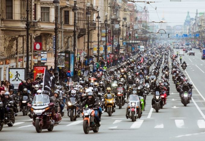 7 мая тысячи грохочущих мотоциклов промчатся по центральным магистралям Петербурга и откроют новый мотосезон в Северной столице. В программе мероприятия ожидаются сумасшедшие мототрюки, большой музыкальный фестиваль и множество других развлечений. 