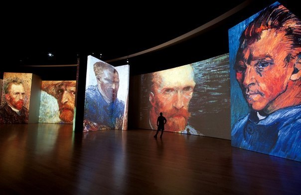 Шедевры великого постимпрессиониста Ван Гога ожили на огромных мерцающих экранах под сопровождение классической музыки — с 1 января в Петербурге работает известнейшая мультимедийная выставка «Ван Гог Alive». Выставка «Ожившие полотна» Ван Гога будет радовать посетителей до 14 мая 2017 года.