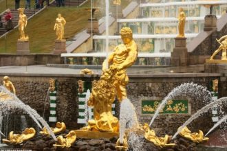 "Столица фонтанов" Петергоф открывает новый сезон, главной темой которого стал юбилей - 70-летие первого пуска фонтанов после Великой Отечественной войны.