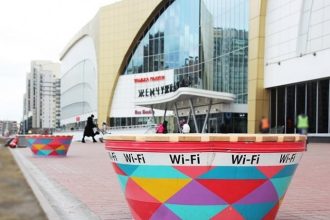 Яркие деревянные скамейки с бесплатным интернетом установили у развлекательгого комплекса «Жемчужная плаза». Скамейки расположены со стороны Матисова канала и раздают Wi-Fi. 