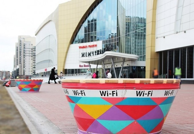 Яркие деревянные скамейки с бесплатным интернетом установили у развлекательгого комплекса «Жемчужная плаза». Скамейки расположены со стороны Матисова канала и раздают Wi-Fi. 