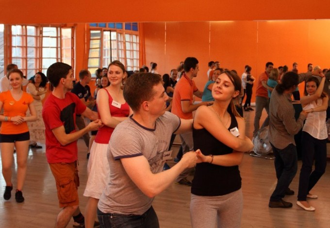 Танцы в школе 7 класс. Танец Хастл в Мурманске обучение. Киевская школа танцы под антироссийскую.