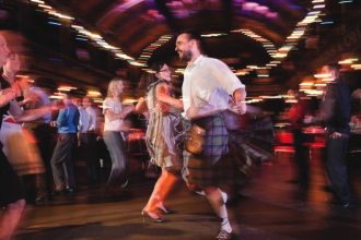 Любители шотландских танцев будут встречаться на лужайке Таврического сада раз в неделю по будням. Каждый желающий сможет попробовать станцевать, а если не хочется, то просто посидеть на травке и послушать музыку.  И всё это —  бесплатно.