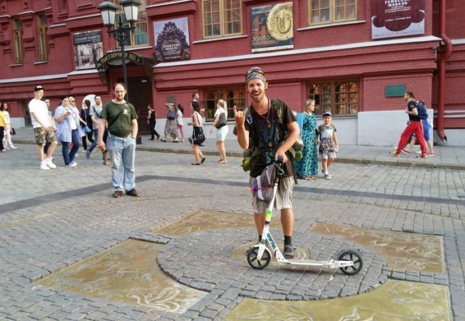 Александр Рендаков, который на днях преодолел 720 километров за шесть дней на обычном самокате, поставил рекорд трассы М-10 «Россия». За что его и наградит Росавтодор.