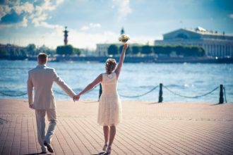 Настоящий ажиотаж в городских ЗАГСах ожидается 8 июля: зарегистрировать свои браки в самый семейный праздник желают 367 петербургских пар.