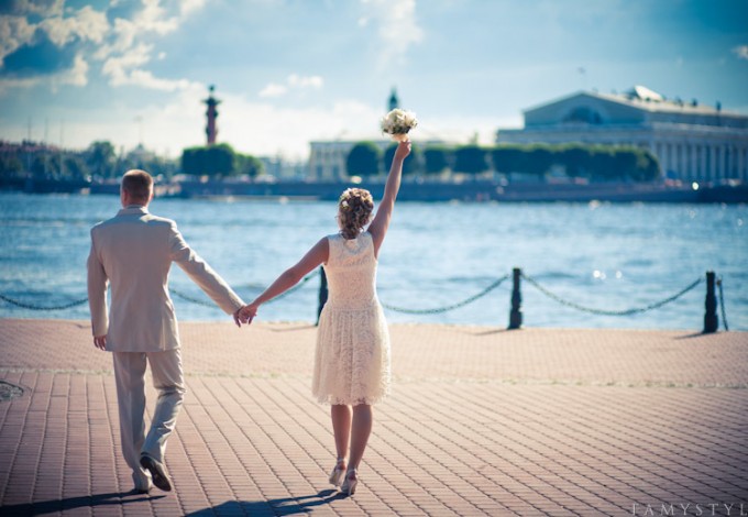 Настоящий ажиотаж в городских ЗАГСах ожидается 8 июля: зарегистрировать свои браки в самый семейный праздник желают 367 петербургских пар.