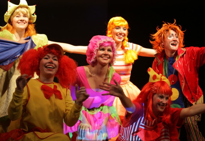 В ближайшую субботу, 20 августа, клоун-мим-театр «МимИГРАнты» покажет музыкальное ревю, собранное из своих лучших спектаклей. Театральное попурри назвали «Шари-Вари, или Чепуха в чемодане!».