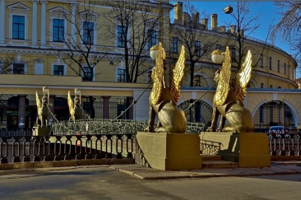 В Санкт-Петербурге огромное количество мостов, среди которых величавые и всем известные, а также маленькие и по-своему красивые мостики. Об этих чудных мостиках и пойдёт речь.