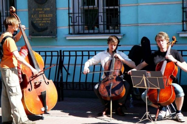 В последнее воскресенье сентября Манежная площадь, Невский проспект, Итальянская, Караванная, Кленовая улицы и многие другие улицы наполняться причудливой полифонией музыкальных инструментов и голосов. Около сотни артистов и различных коллективов наполнят город энергией живого звучания в абсолютно разных стилях, но с неизменным позитивным посылом.