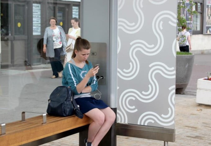 100 остановок с зарядками для телефонов появятся в Петербурге. Кроме этого, каждая такая остановка будет оснащена беспроводной сетью Wi-Fi, с помощью которой петербуржцы смогут скоротать время, дожидаясь своего транспорта.