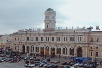 Больше 10 лет около Московского вокзала существовала платная парковка, но теперь на её месте была открыта бесплатная зона посадки и высадки пассажиров, на которой можно находится не более 15 минут.