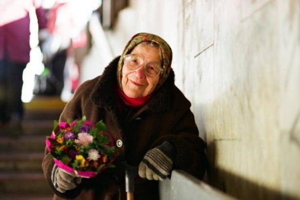 Новый год — праздник, который зачастую празднуется в кругу семьи, но, к сожалению, не у всех есть возможность встретить Новый Год вместе со своей семьей. В преддверии праздников в Петербурге была запущена акция «Подарим праздник дедушкам и бабушкам!», в рамках которой любой желающий сможет подарить подарки пожилым людям, находящимся в одиночестве.