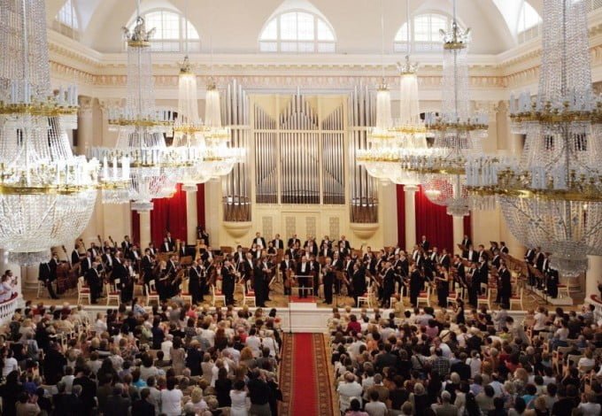 С 16 ноября по 27 января петербуржцы смогут послушать виртуозную игру оркестров, насладиться шедеврами известных музыкантов. В Большом зале филармонии пройдет несколько общедоступных концертов, которые можно будет посетить всего за 100 рублей.