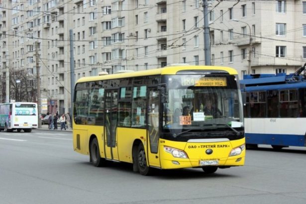 Наравне с повышением стоимости проезда в петербургском метрополитене планируют поднять стоимость проезда в маршрутках города до 55 рублей. Таким образом, в грядущем году перевозчики могут поднять стоимость проезда сразу на 15 рублей.