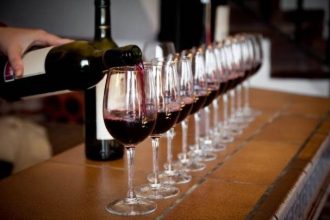 С 17 по 19 ноября петербуржцев будет согревать винный фестиваль. Здесь их будут ждать: более ста дегустаций, различные выставки, увлекательные семинары, встречи с экспертами винного ремесла и многое-многое другое.
