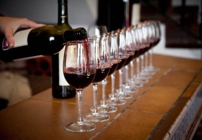 С 17 по 19 ноября петербуржцев будет согревать винный фестиваль. Здесь их будут ждать: более ста дегустаций, различные выставки, увлекательные семинары, встречи с экспертами винного ремесла и многое-многое другое.