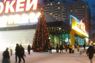 Атмосфера Нового года активными шагами приходит в Петербург: на проспекте Науки перед гипермаркетом «Окей» была замечена первая новогодняя ель.