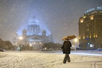 По прогнозам синоптиков, вместе с приходом зимы в Петербург вновь придут похолодание и снегопады. А пока в ближайшие 10 дней в городе будет царить плюсовая температура и дожди.