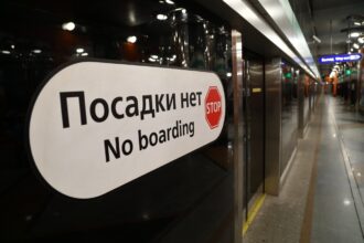 В Петербургской подземке с 22 января начнут объявлять станции метро на двух языках: на русском и английском.