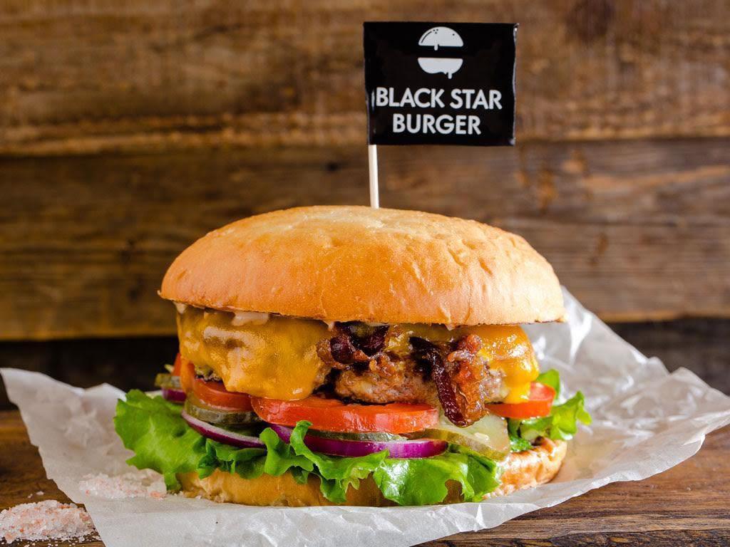 В Санкт-Петербурге в торговом центре «Галерея» уже этим летом известный исполнитель Тимати откроет бургер-кафе сети Black Star Burger. Первая бургерная известного лейбла начнет работать в городе на Неве с 28-29 июля 2018 года.
