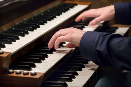 Amadeus Concerts продолжает традицию европейских музыкальных поединков: 13 октября под сводами собора Petrikirche состоится новый концерт из цикла «Битва Клавиров», где будут исполнены легендарные произведения Баха на органе и рояле. 