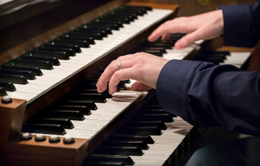 Amadeus Concerts продолжает традицию европейских музыкальных поединков: 13 октября под сводами собора Petrikirche состоится новый концерт из цикла «Битва Клавиров», где будут исполнены легендарные произведения Баха на органе и рояле. 