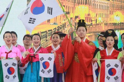 13-14 октября в Петербурге состоится большой фестиваль для поклонников корейской культуры. Гости мероприятия познакомятся с культурными особенностями восточной страны, попробуют блюда национальной кухни, побывают на концерте популярных корейских групп и многое другое!