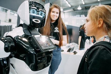 С 25 октября по 2 декабря в Петербург приезжает выставка «Город роботов». Организаторы привезли 72 новейших робота из Лас-Вегаса, Пекина и Берлина. Гостей ждет Театр роботов, 11 крутых виртуальных реальностей и космические технологии, которые можно пробовать на себе. 