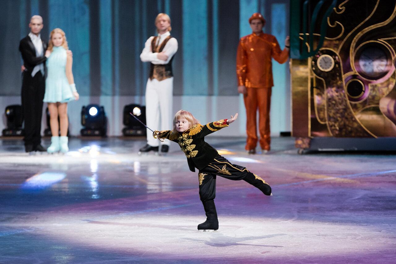 С 2 по 8 января 2019 года в Петербург приезжает продолжение уникального ледового шоу – сказка для всей семьи «Щелкунчик-2».  Шоу не только удивит высококлассным фигурным катанием, высокотехнологичными 3d эффектами и запоминающимися декорациями, но и представит настоящий музыкальный театр.