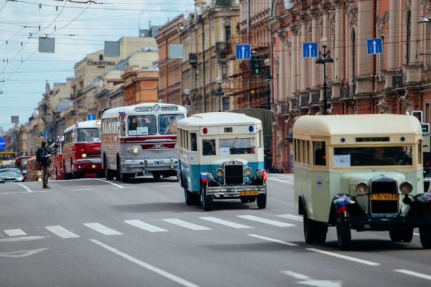 Более 200 ретроавтомобилей, трамваев, автобусов и троллейбусов увидят жители города на Неве. C 23 по 25 мая в рамках международного фестиваля SPbTransportFest пройдет ретропарад, выставка исторического транспорта и конкурс водителей. 