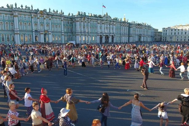 Санкт-Петербург примет участие в ежегодном флешмобе «Хоровод мира», который пройдет в 100 городах России. 15 августа 3000 человек закружатся в хороводе на Дворцовой площади. Принять участие в событии сможет любой желающий. Данной акцией организаторы выражают идею мира, когда люди разных вероисповеданий и национальностей все вместе держатся за руки.