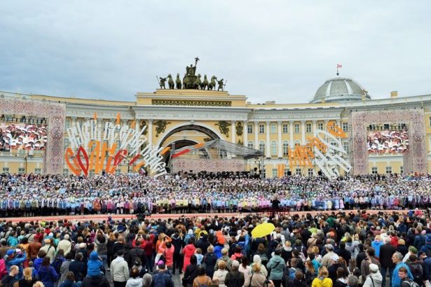 Сводный хор в этом году включает в себя 250 человек из 35 коллективов. Сегодня они порадуют петербуржцев своим ежегодным выступлением на день рождения города. В акции примут участие хористы с 8 до 89 лет. Певцы планируют исполнить попурри песен про любимый Петербург.