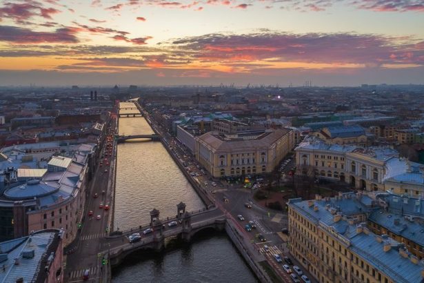 У приехавших в Санкт-Петербург туристов обычно сразу разбегаются глаза: столько всего интересного вокруг, хочется успеть посмотреть всё, а время чаще всего ограничено. Piter Online собрал подборку мест, которые должны быть отмечены в путеводителе каждого гостя города: это и самые известные достопримечательности, и те места, которые помогут взглянуть на Петербург с разных сторон и создать о нём правильное впечатление.