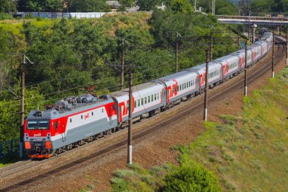 После 28 мая в поезда «РЖД» вновь можно будет купить билеты на соседние места. Компания решила отменить обязательную дистанцию для поездов дальнего следования.