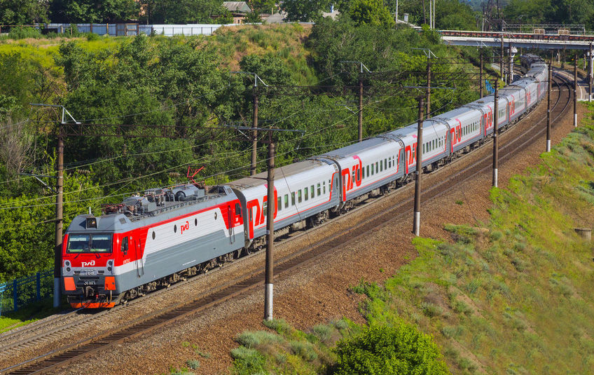 После 28 мая в поезда «РЖД» вновь можно будет купить билеты на соседние места. Компания решила отменить обязательную дистанцию для поездов дальнего следования.