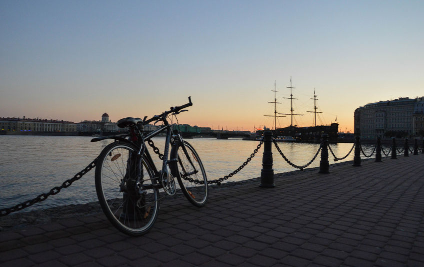 Велосипедные дорожки - это прекрасная возможность объехать сразу много красивых мест Санкт-Петербурга: живописные парки, мосты, памятники архитектуры и музеи. Самые удобные веломаршруты, как в центре города, так и по окраинам - в нашей подборке. 