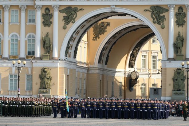 В этот день в Петербурге и по всей стране пройдут военные парады в честь 75-летия Победы. Дата была выбрана неслучайно: именно 24 июня состоялся первый парад в 1945 году. В честь праздника объявили выходной с сохранением заработной платы.