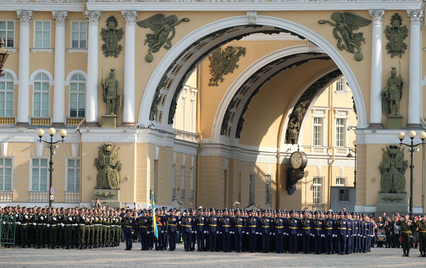 В этот день в Петербурге и по всей стране пройдут военные парады в честь 75-летия Победы. Дата была выбрана неслучайно: именно 24 июня состоялся первый парад в 1945 году. В честь праздника объявили выходной с сохранением заработной платы.