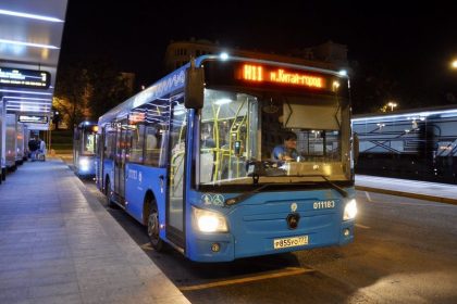8 июня в вечерние и ночные часы в городе начнут ездить автобусы, дублирующие ветки метро. Это поможет работающим допоздна горожанам добираться домой на общественном транспорте.