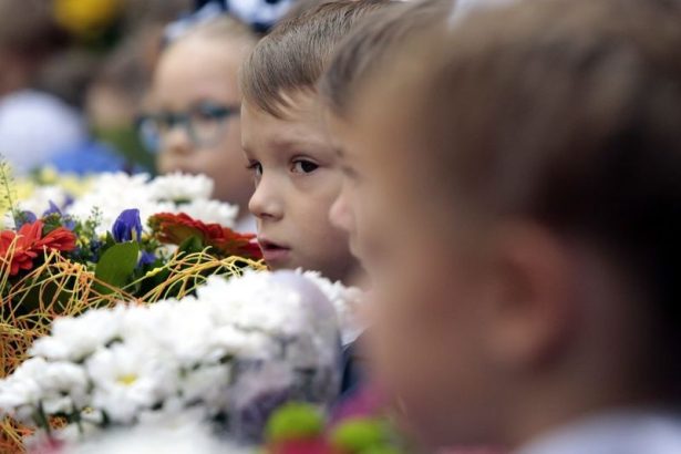 1 сентября школы и детские сады города примут воспитанников в своих стенах, с соблюдением правил безопасности. Перед приходом детей, помещения помоют и продезинфицируют, проводить массовые мероприятия первое время не будут.