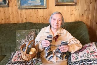 97-летняя участница ВОВ Зинаида Корнева смогла за месяц собрать более 4х миллионов пожертвований в помощь родственникам погибших медиков. Деньги уже отправились 135 семьям, и на этом бабушка Зина останавливаться не собирается.