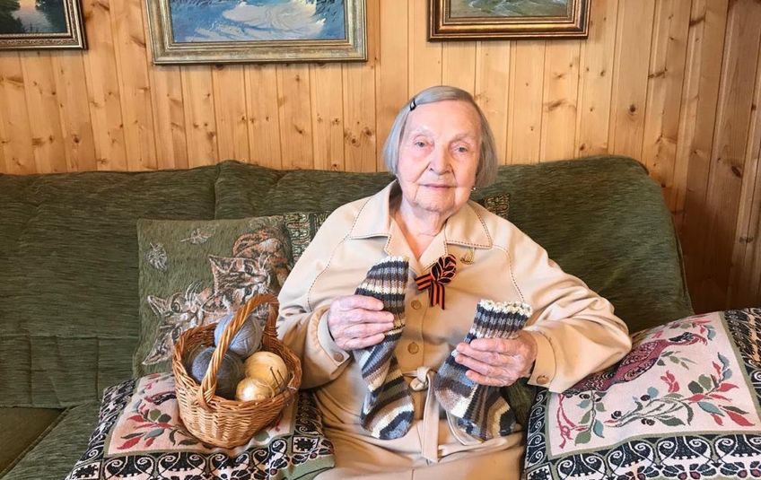 97-летняя участница ВОВ Зинаида Корнева смогла за месяц собрать более 4х миллионов пожертвований в помощь родственникам погибших медиков. Деньги уже отправились 135 семьям, и на этом бабушка Зина останавливаться не собирается.
